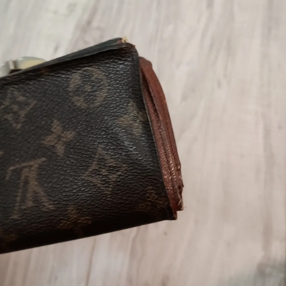 Louis Vuitton Monogram Kisslock Wallet